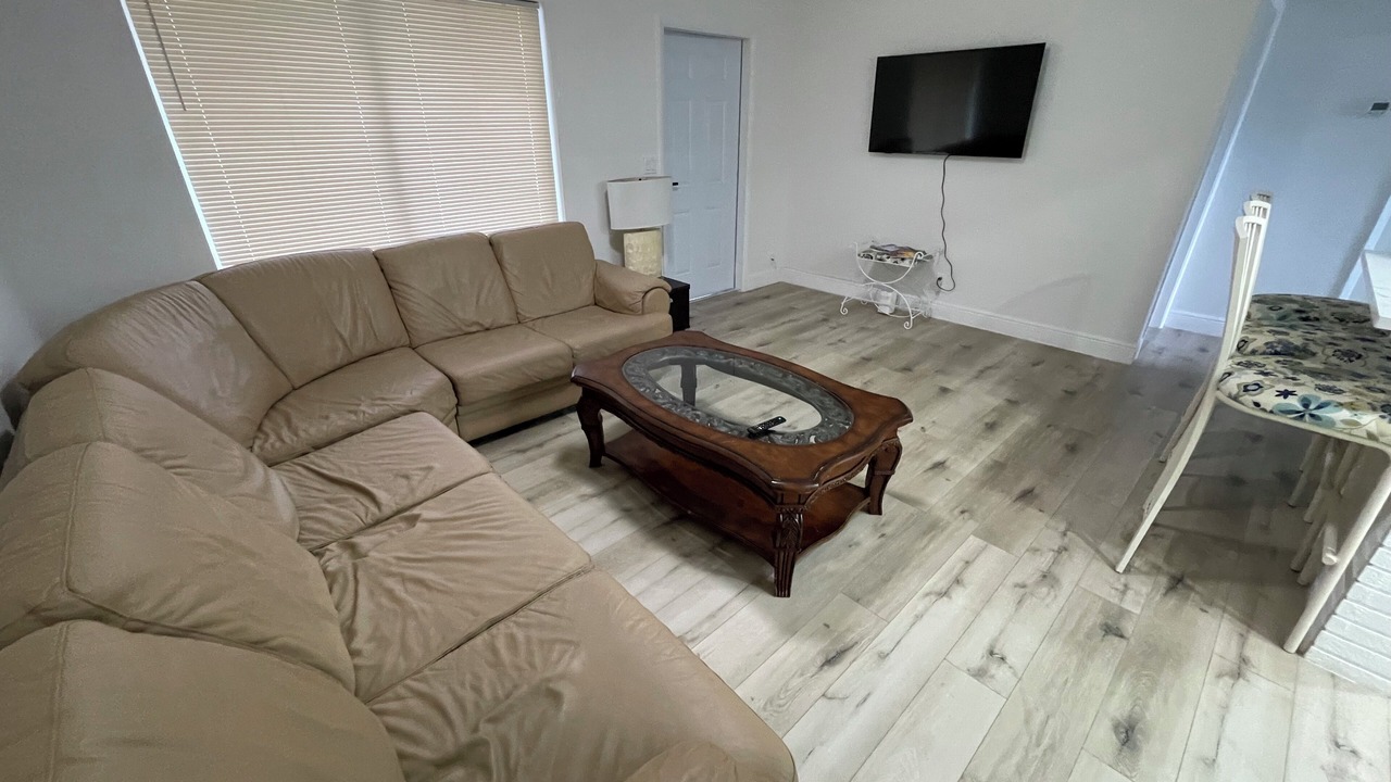 Photo of Livingroom in Oakland Park