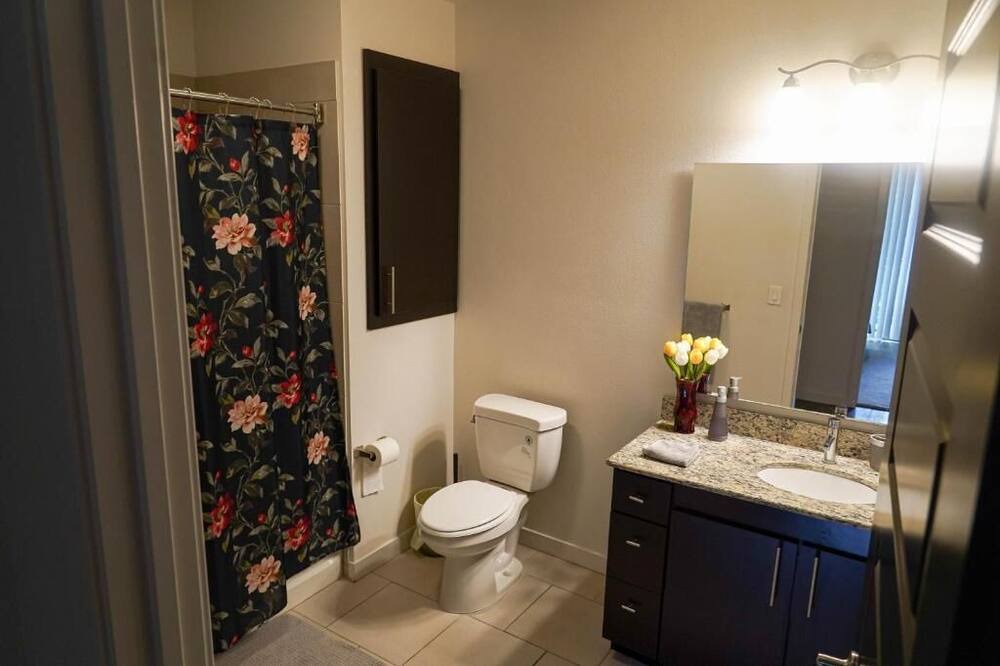 Photo of Bathroom in Warner Center
