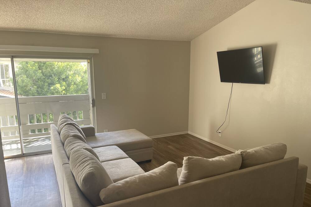 Photo of Livingroom in Warner Center
