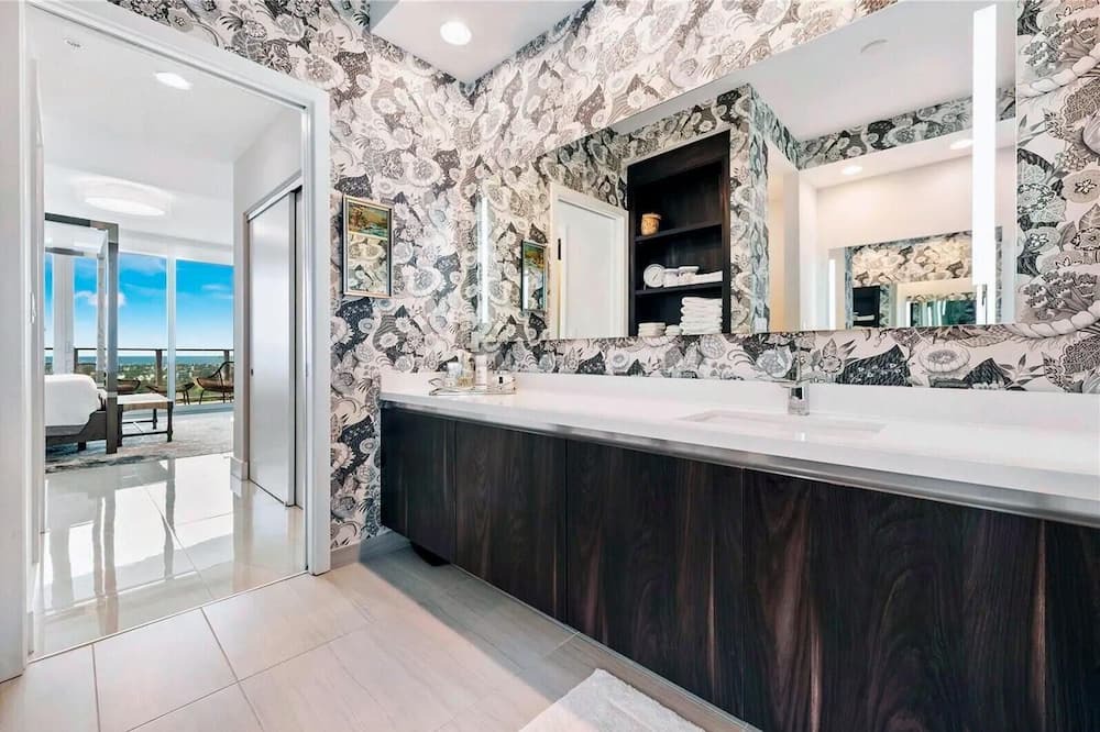 Photo of Bathroom in Central Fort Lauderdale