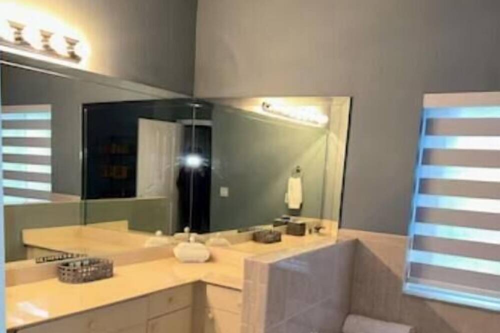 Photo of Bathroom in Country Walk