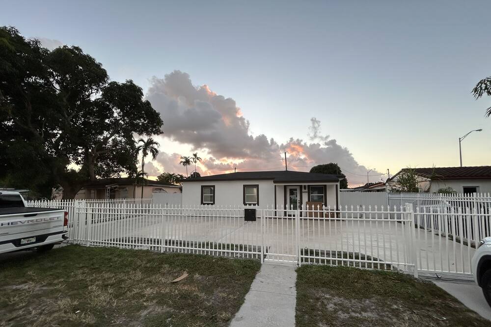 Photo of Bedroom in Hialeah
