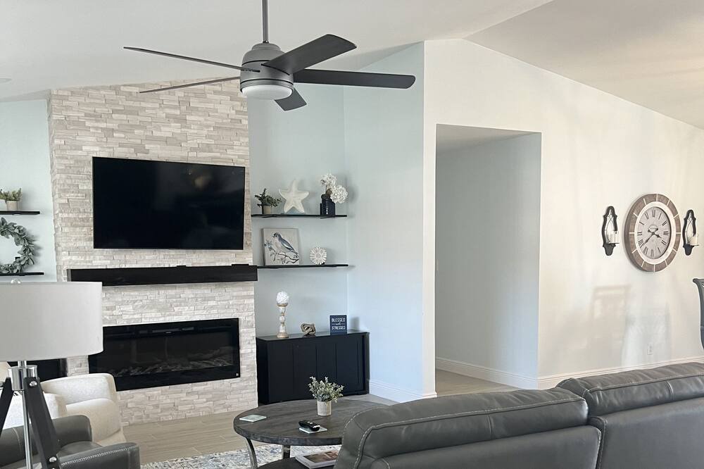 Photo of Livingroom in Cypress Glen