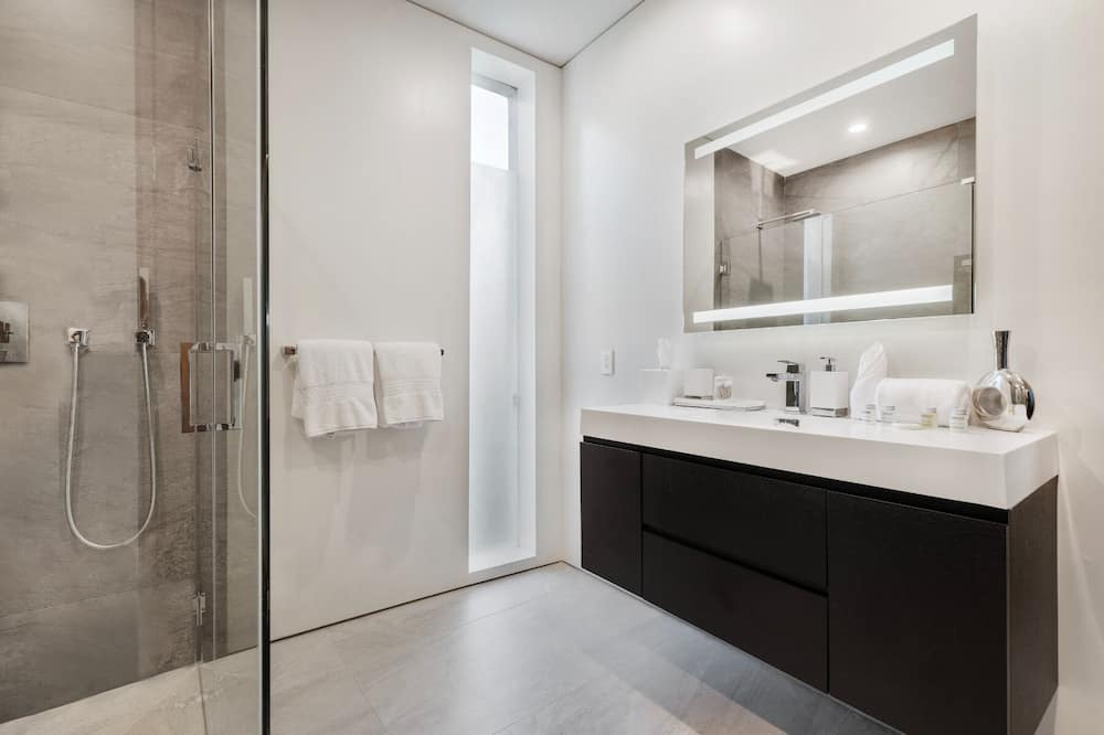 Photo of Bathroom in Hollywood Heights