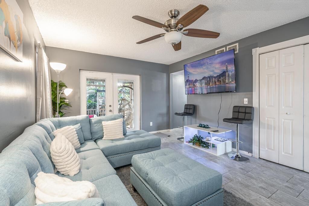 Photo of Livingroom in Oakland Park
