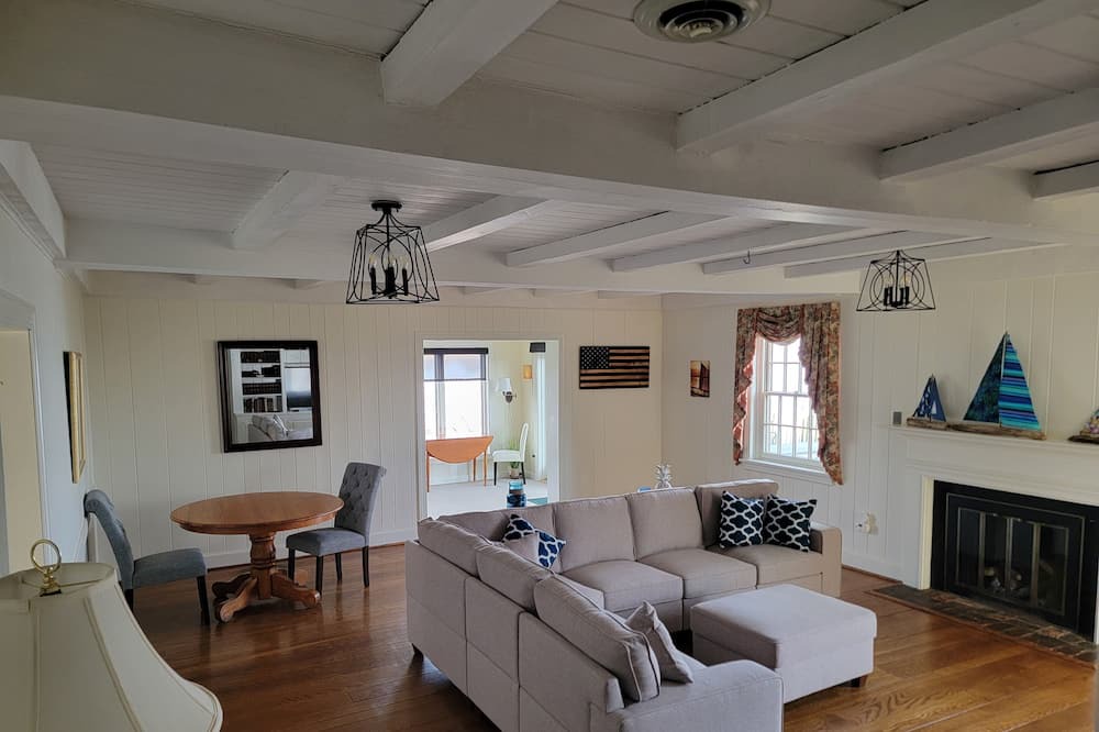 Photo of Livingroom in Millers Tavern