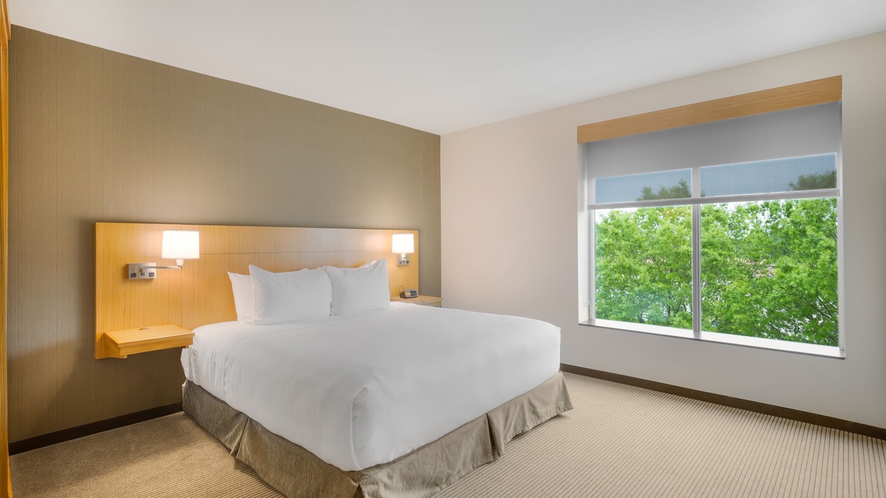 Photo of Bedroom in Coliseum Central