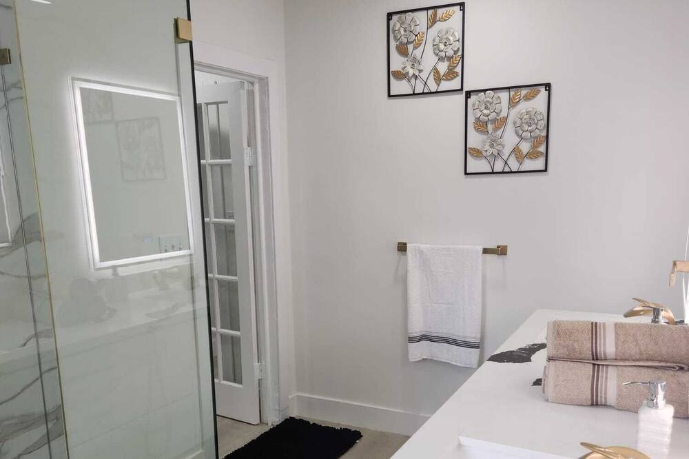 Photo of Bathroom in Middle River Terrace