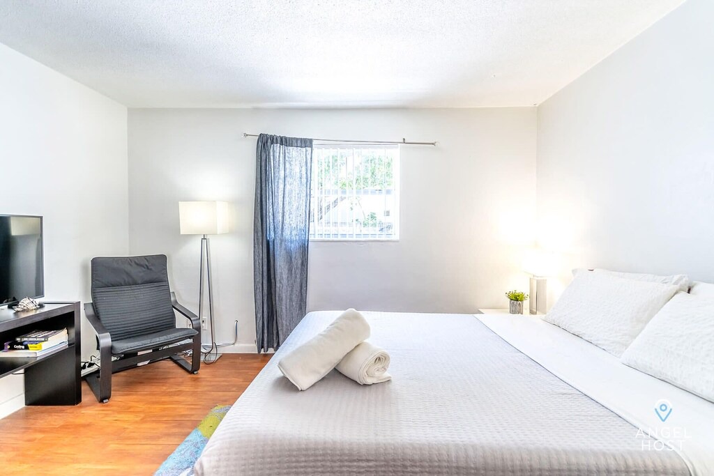 Photo of Bedroom in Oakland Park