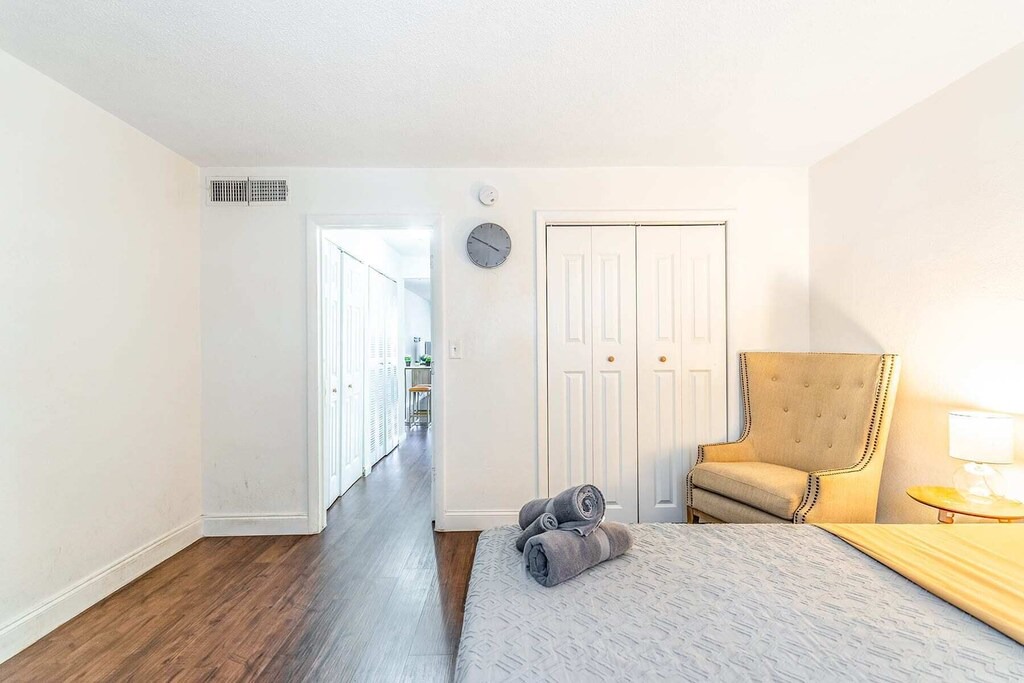Photo of Bedroom in Oakland Park