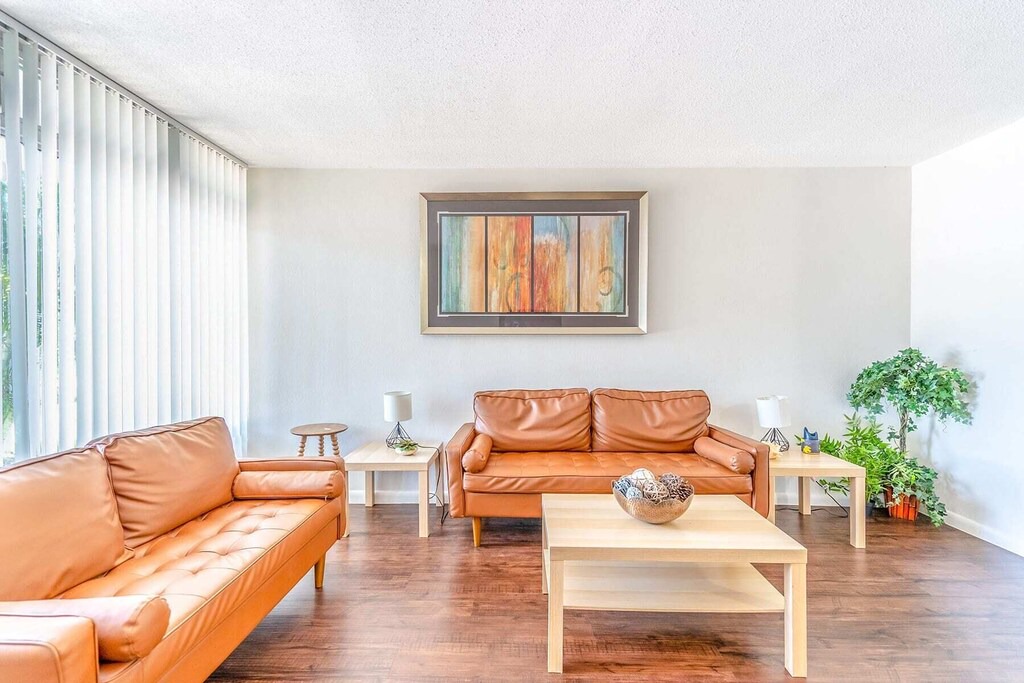 Photo of Livingroom in Oakland Park