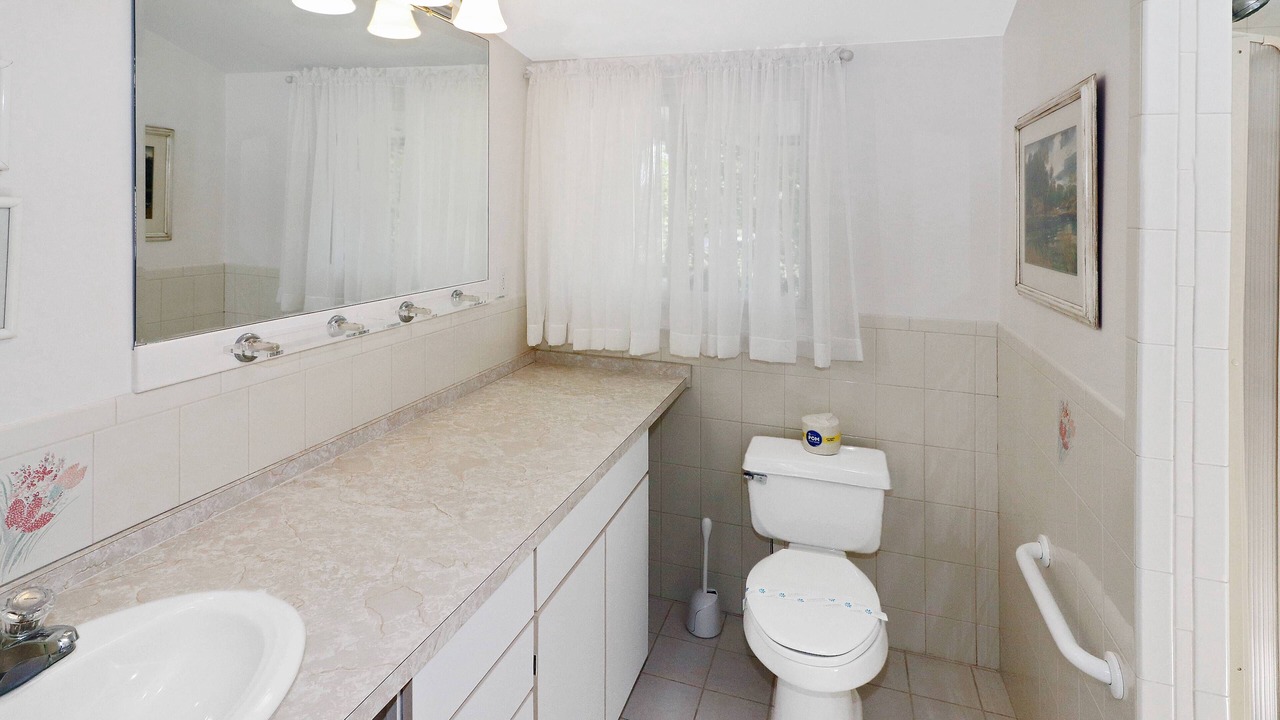 Photo of Bathroom in Deep Hole