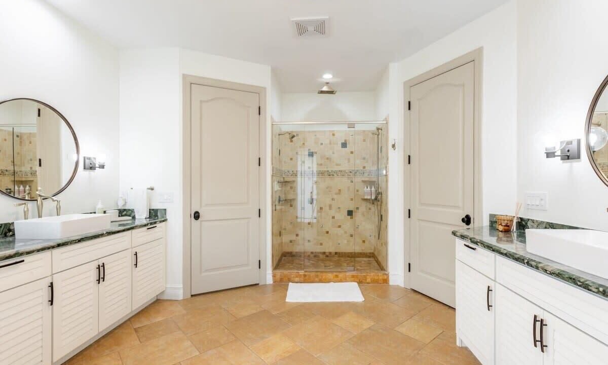 Photo of Bathroom in Harbour Inlet