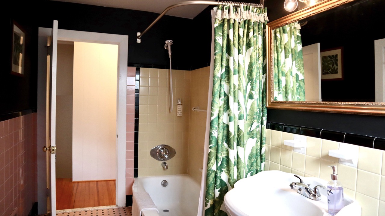Photo of Bathroom in Newark