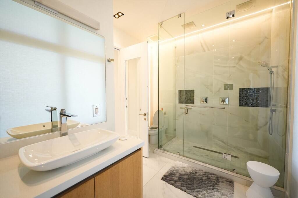 Photo of Bathroom in Hollywood Lakes