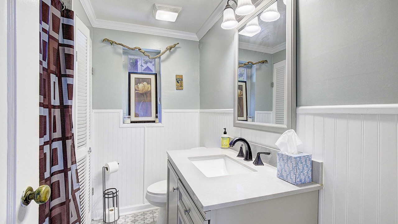 Photo of Bathroom in Calvert Beach-Long Beach