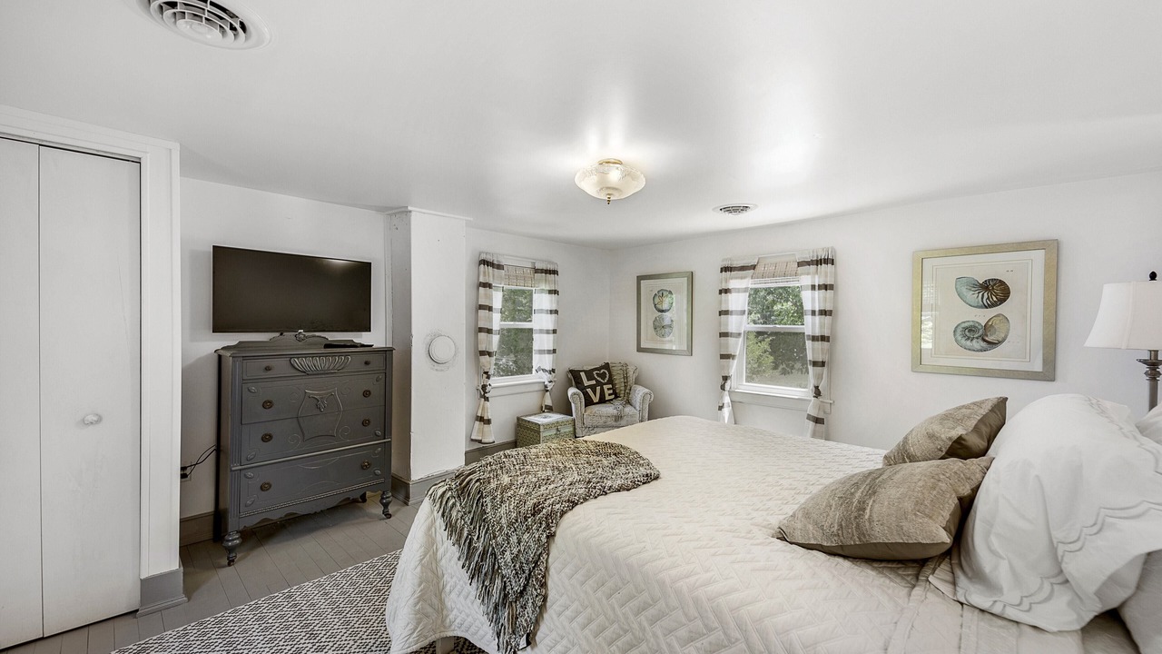 Photo of Bedroom in Compton