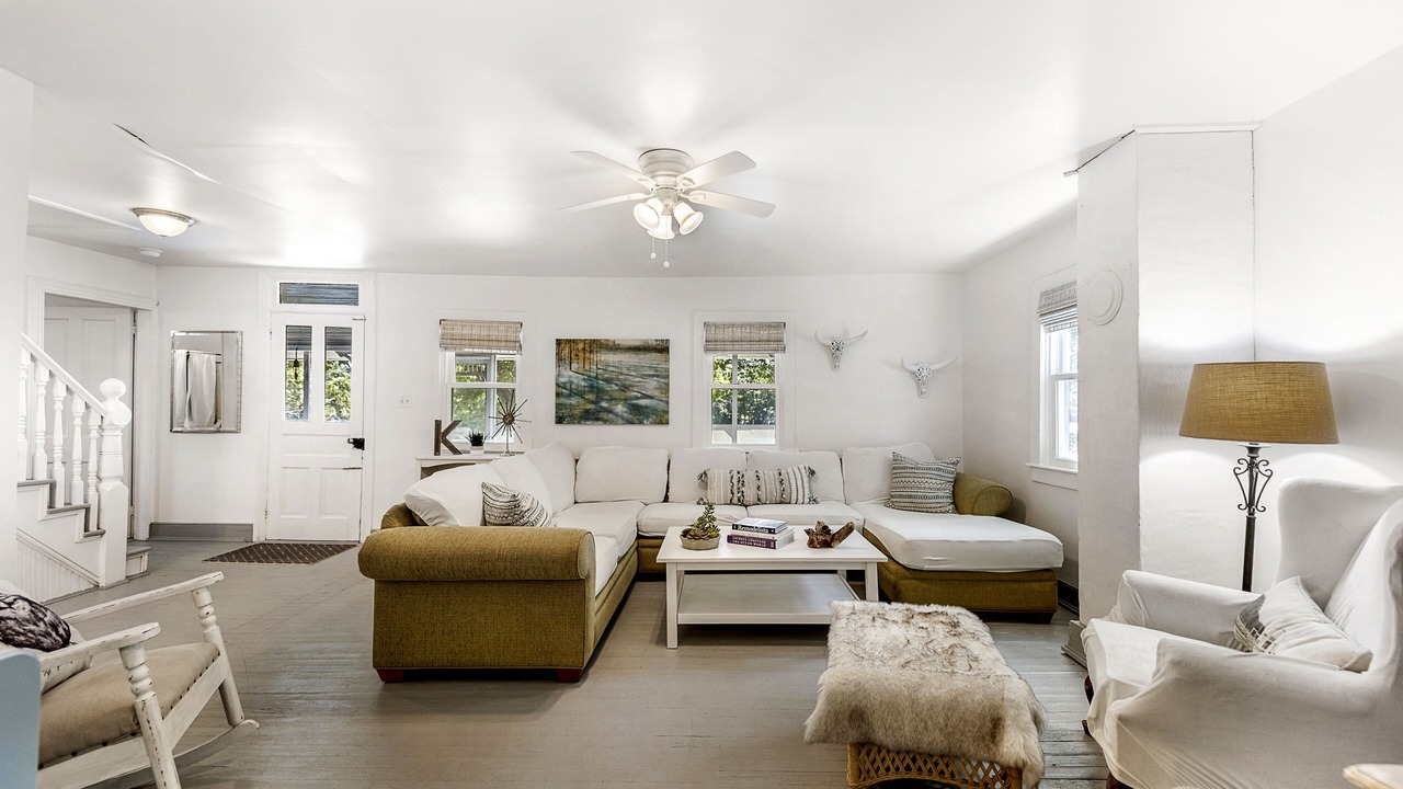 Photo of Livingroom in Compton