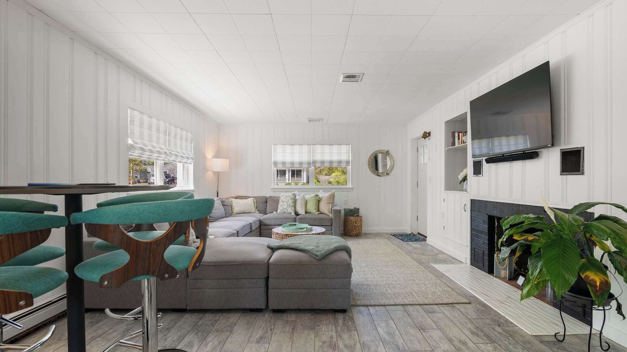 Photo of Livingroom in Northwest Harwich