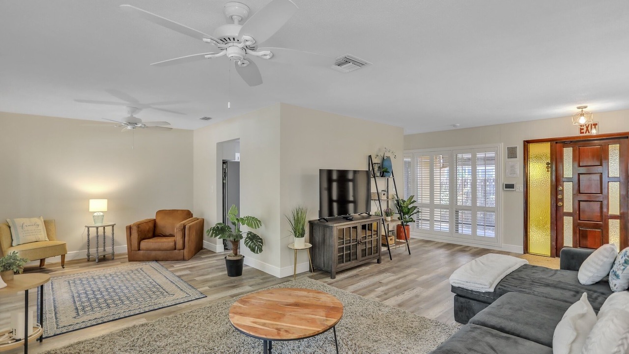 Photo of Bedroom in Hollywood Lakes