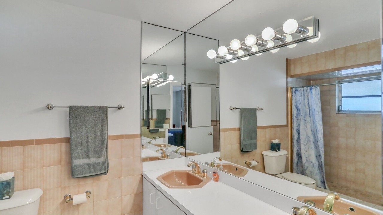 Photo of Bathroom in Hollywood Lakes