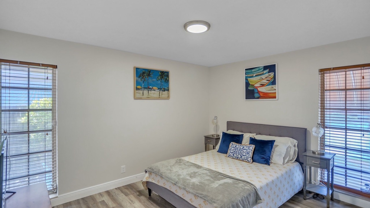 Photo of Others in Hollywood Lakes