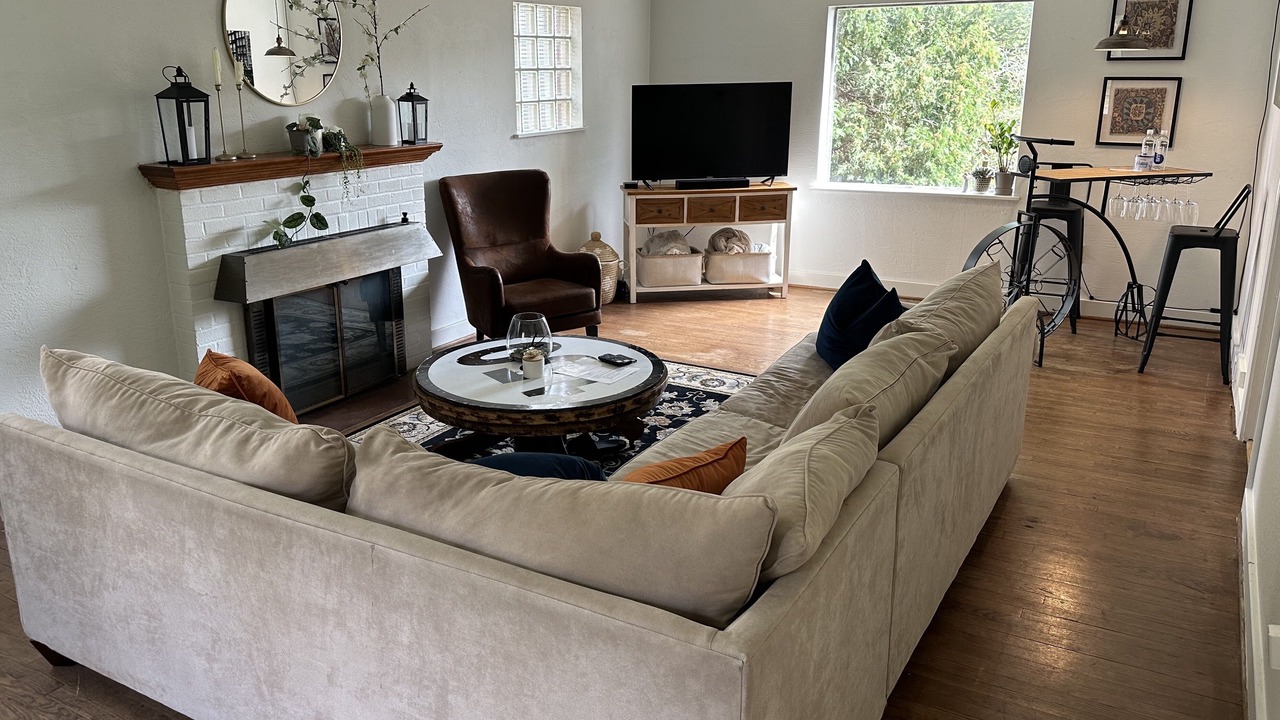 Photo of Livingroom in State College