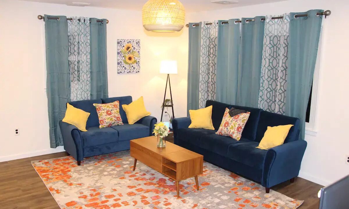 Photo of Livingroom in Town Bank