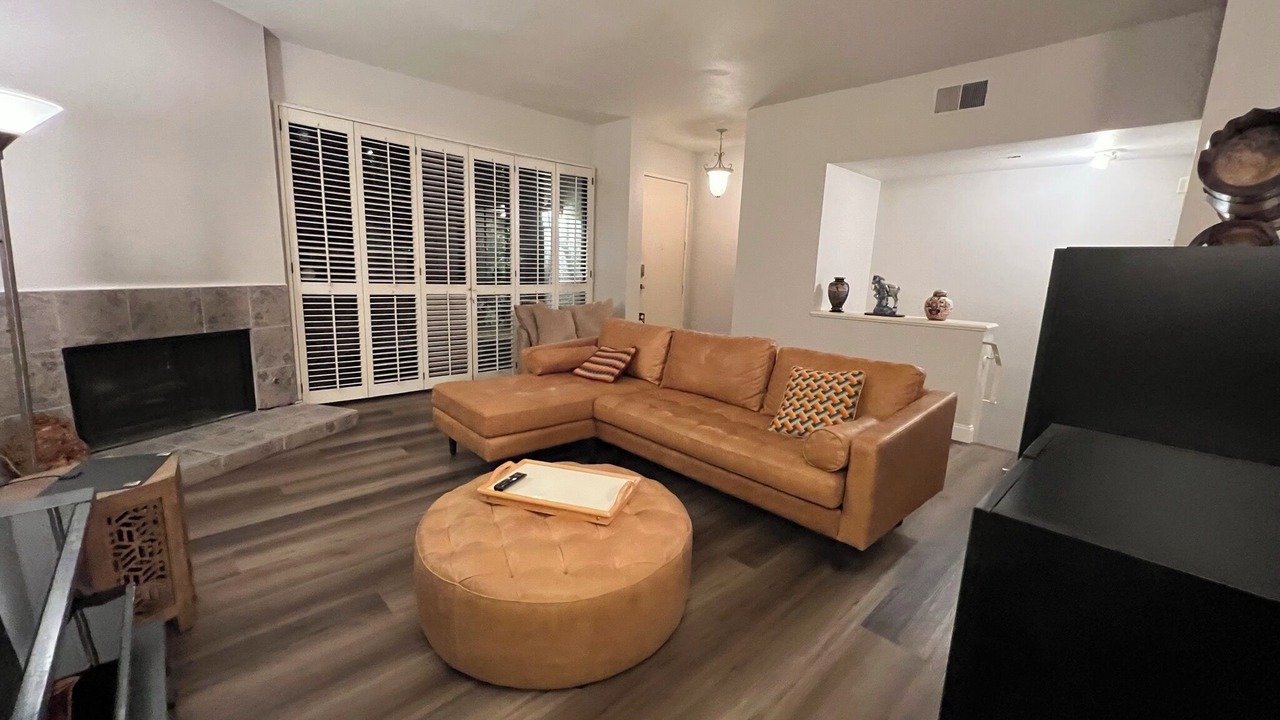 Photo of Livingroom in Warner Center