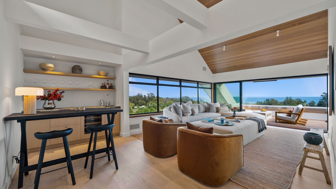 Photo of Livingroom in Central Malibu