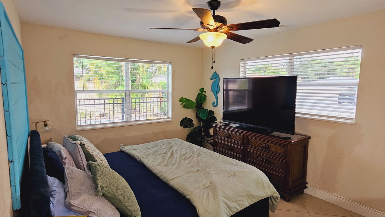Photo of Bedroom in Central Oakland Park