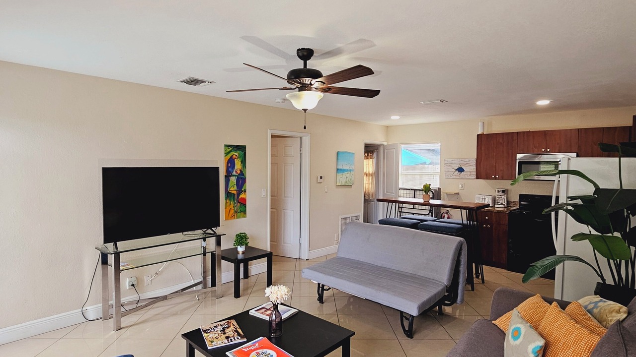Photo of Livingroom in Central Oakland Park