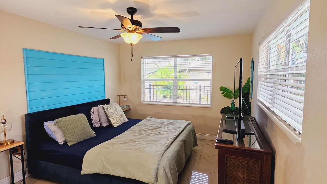 Photo of Bedroom in Central Oakland Park