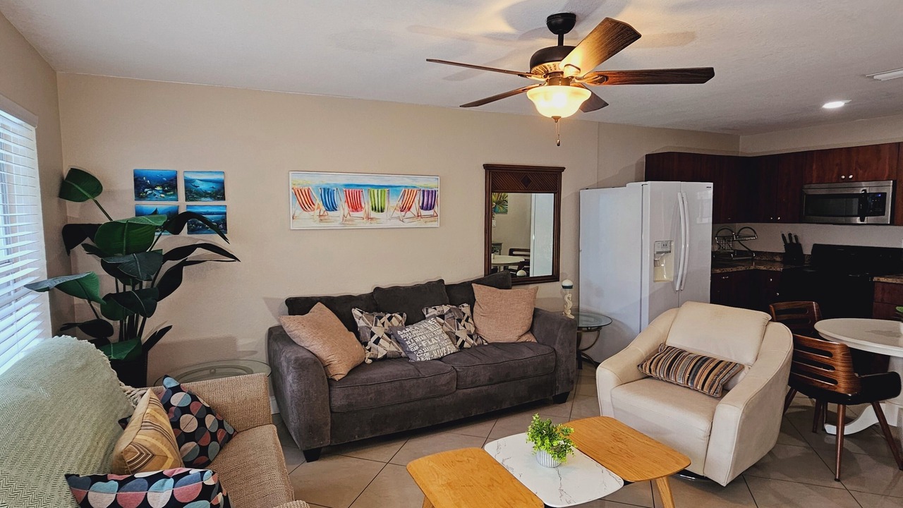Photo of Livingroom in Central Oakland Park