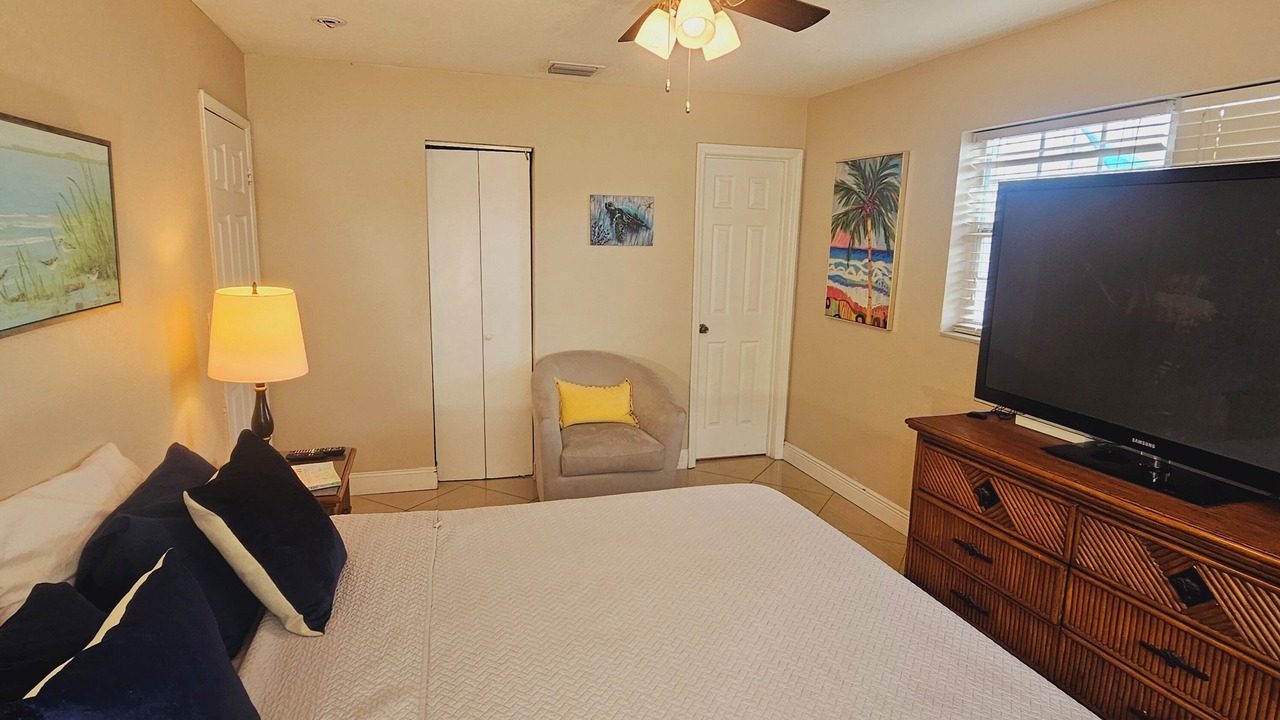 Photo of Bedroom in Central Oakland Park
