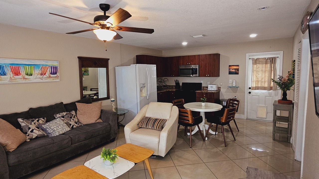 Photo of Livingroom in Central Oakland Park
