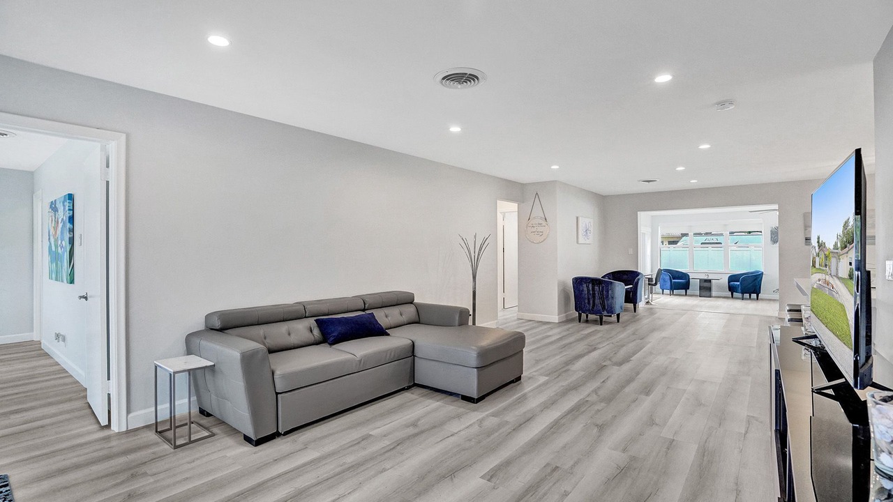 Photo of Livingroom in Hollywood Lakes