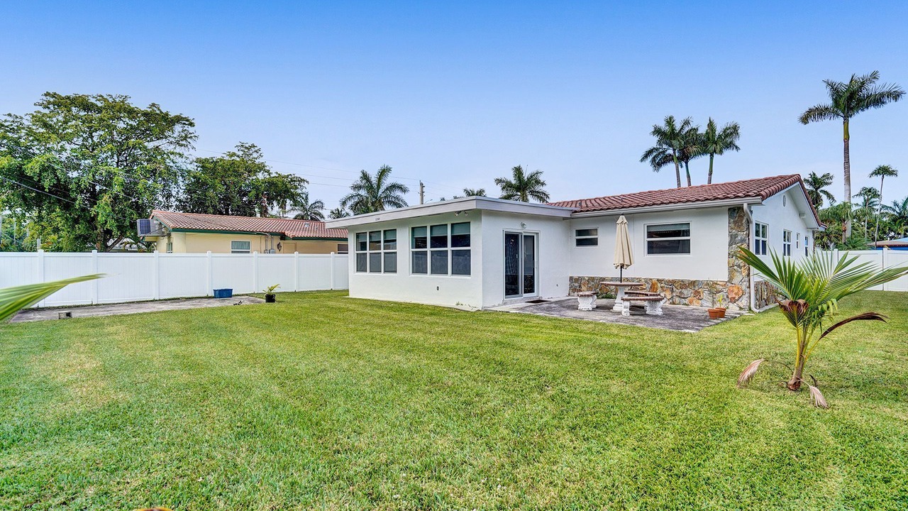 Photo of Outdoor in Hollywood Lakes
