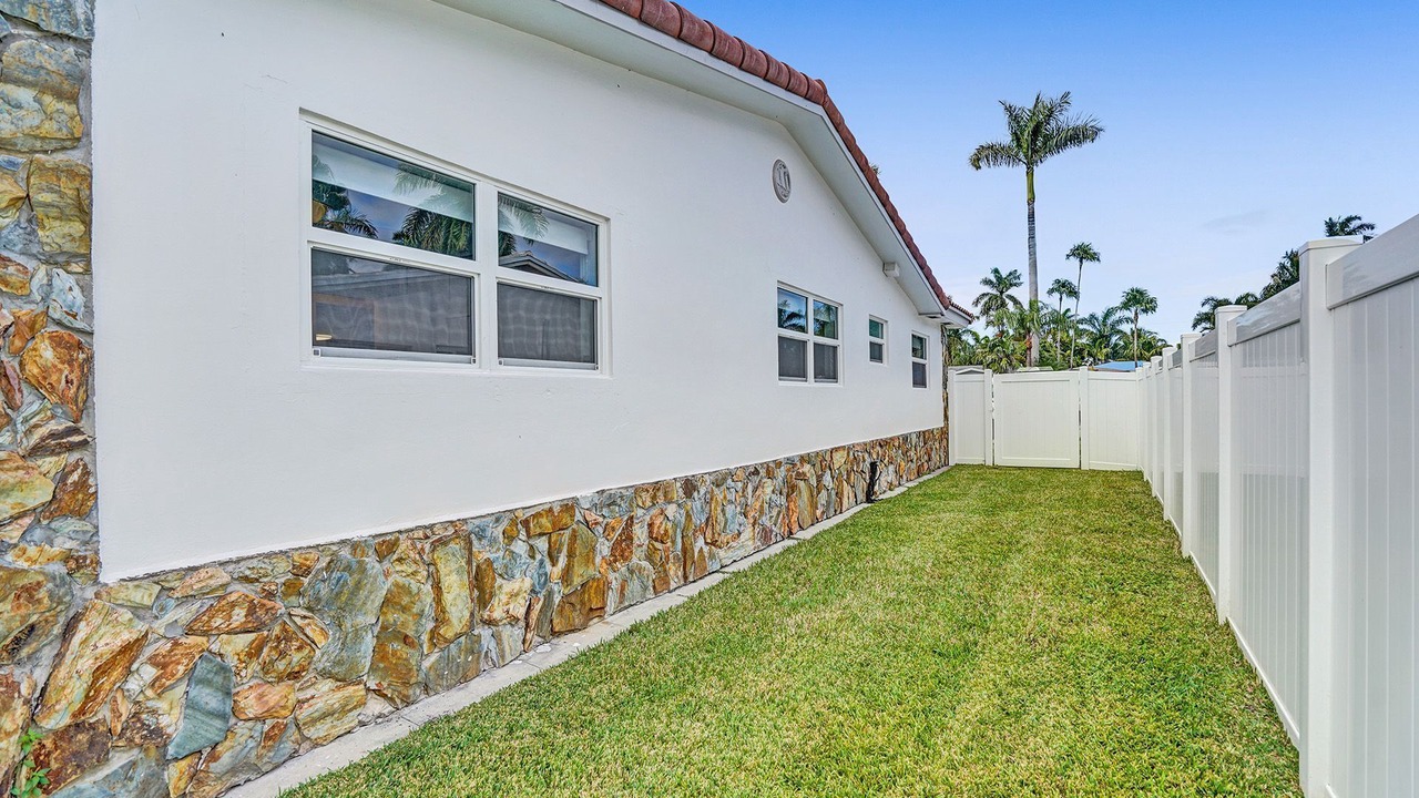 Photo of Outdoor in Hollywood Lakes