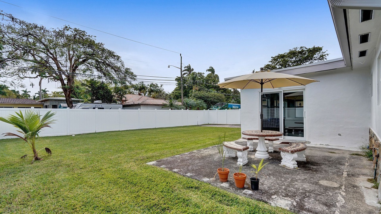 Photo of Outdoor in Hollywood Lakes