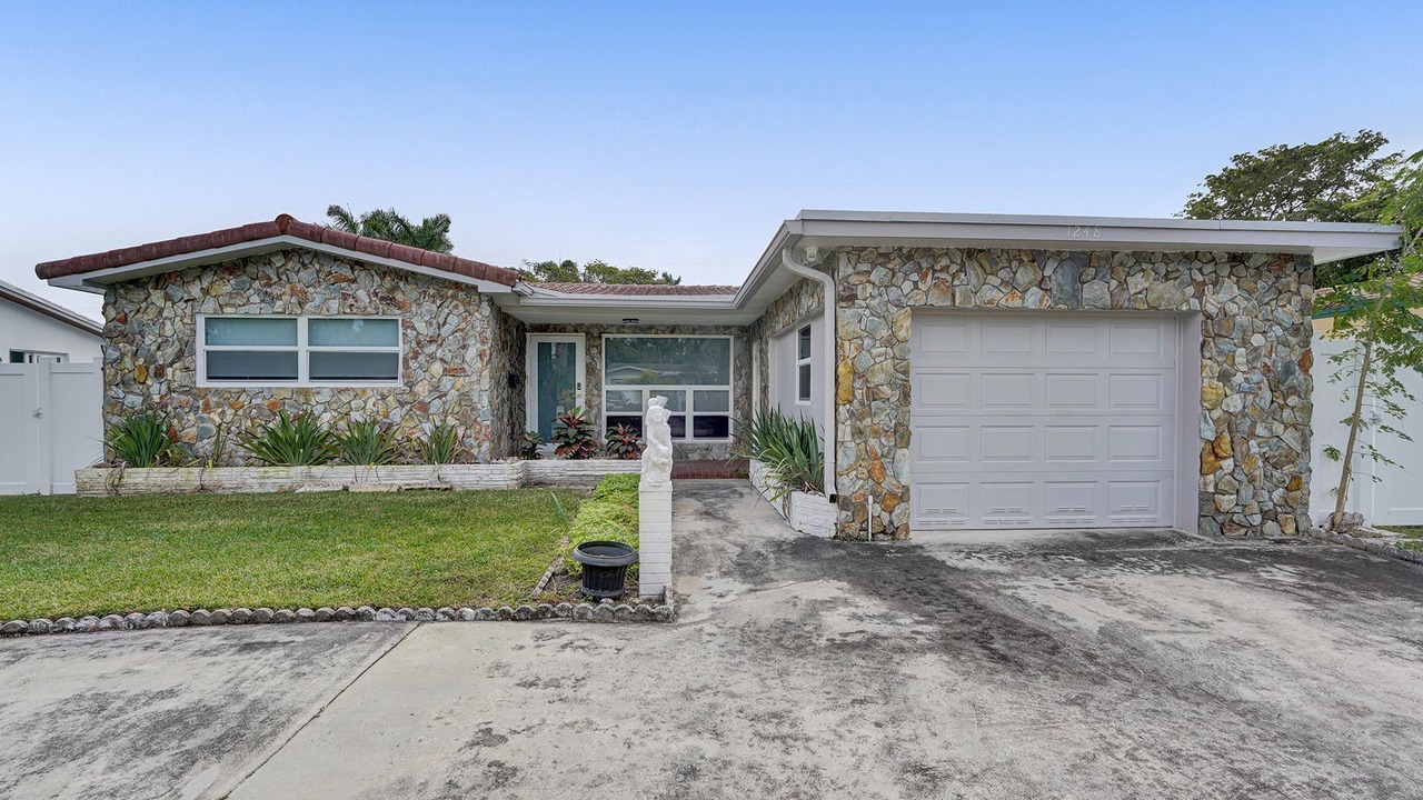 Photo of Outdoor in Hollywood Lakes