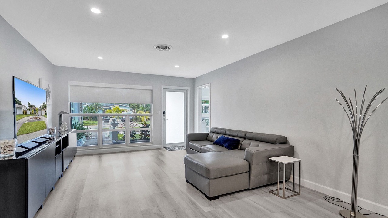 Photo of Livingroom in Hollywood Lakes