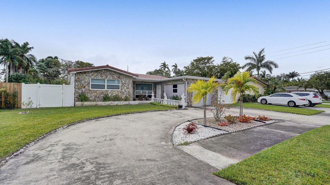 Photo of Outdoor in Hollywood Lakes