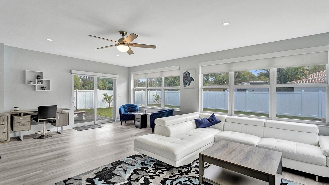 Photo of Livingroom in Hollywood Lakes
