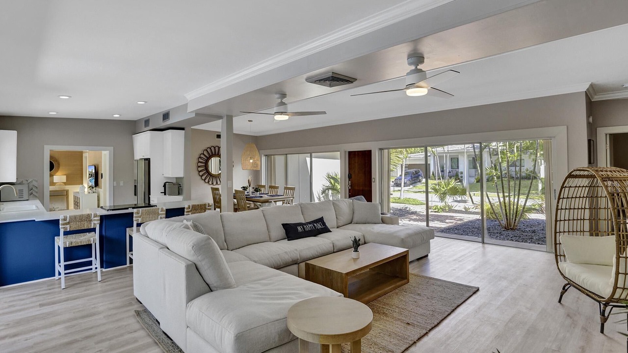Photo of Livingroom in 17th Street Causeway