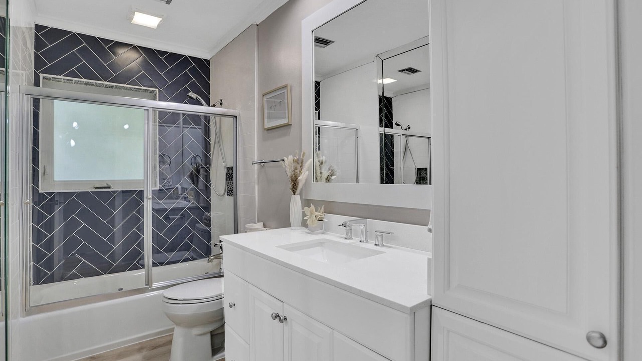 Photo of Bathroom in 17th Street Causeway