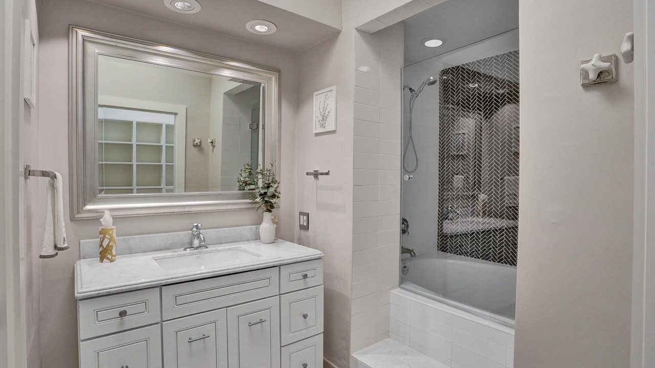 Photo of Bathroom in 17th Street Causeway