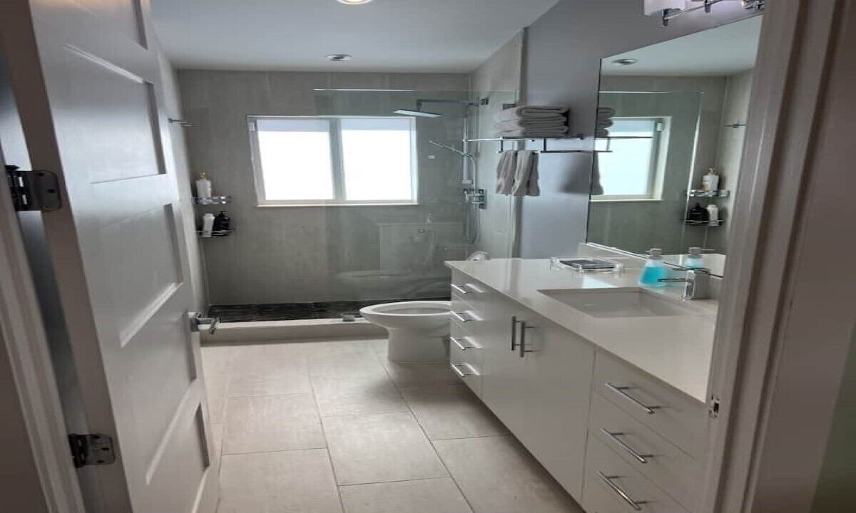 Photo of Bathroom in Oakland Park