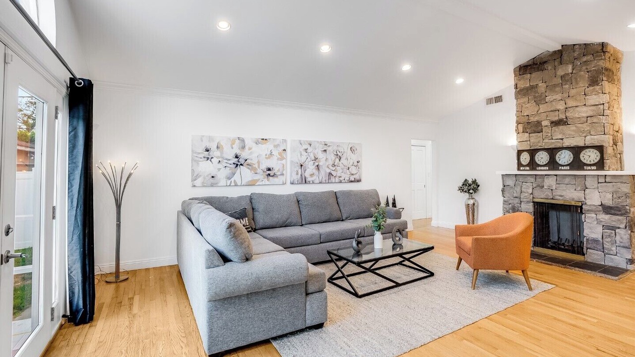 Photo of Livingroom in Valley Village