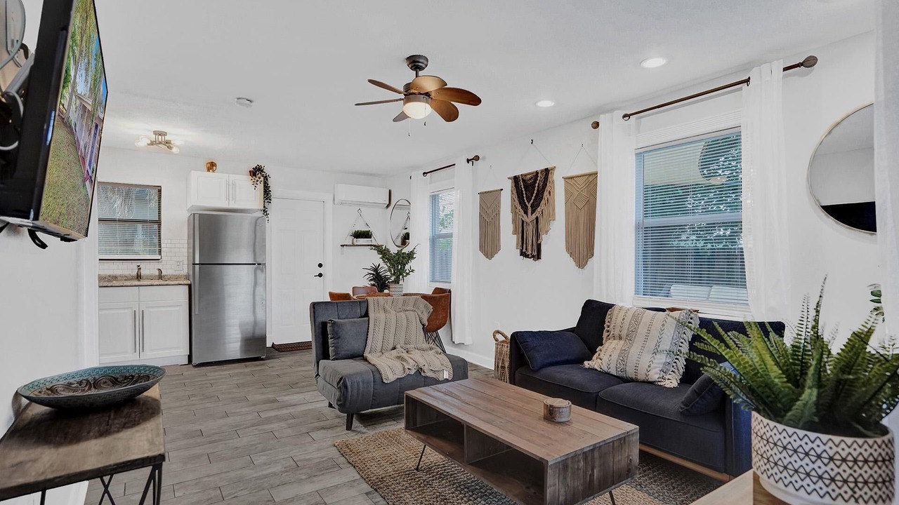 Photo of Livingroom in Middle River Terrace